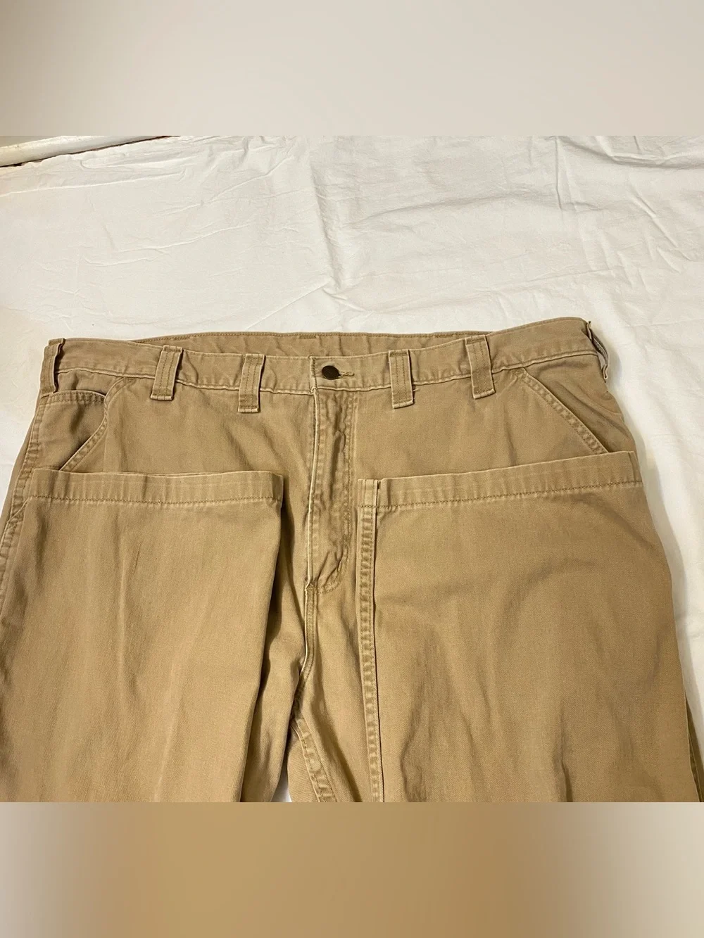 Carhartt Men’s pants Size 44 by 32 in good condition, clean, no tear.